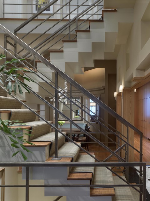 Дизайн лестницы современного  многоэтажного котеджа