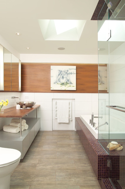 Интересный дизайнерский ход обширной ванной комнаты