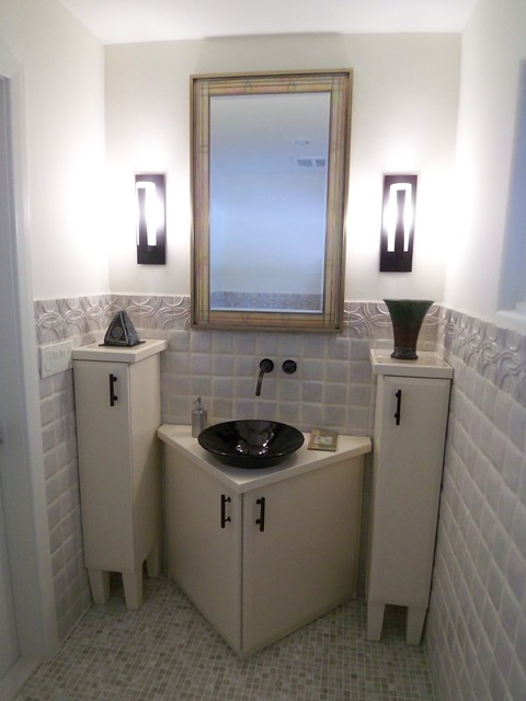 Современная туалетная комната в светлых тонах.