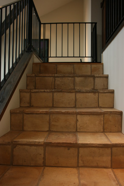 Современный дизайн лестницы для многоэтажных помещений.