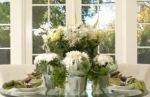 Роскошный интерьер столовой в белом цвете