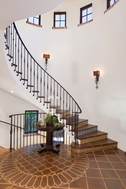 Современный дизайн лестницы в дворцовом стиле